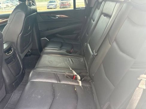 Used 2019 Cadillac Escalade Luxury AWD/4WD image 17