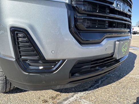 Used 2023 GMC Acadia SLE w/ Driver Convenience Package image 4