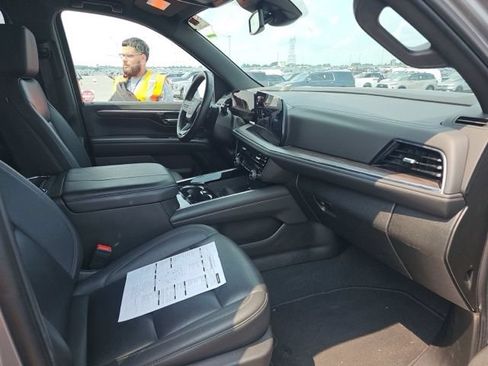 Used 2025 Chevrolet Suburban Z71 AWD/4WD image 10
