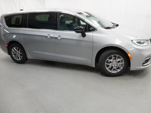 New 2026 Chrysler Pacifica Select image 9
