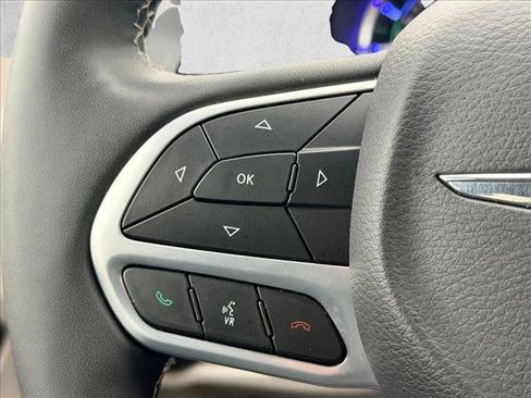 Used 2024 Chrysler Pacifica Select image 20