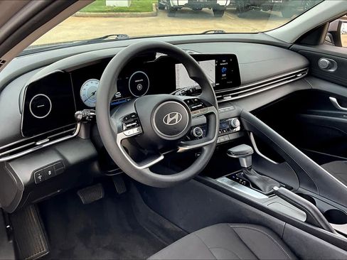 Used 2024 Hyundai Elantra SEL image 18