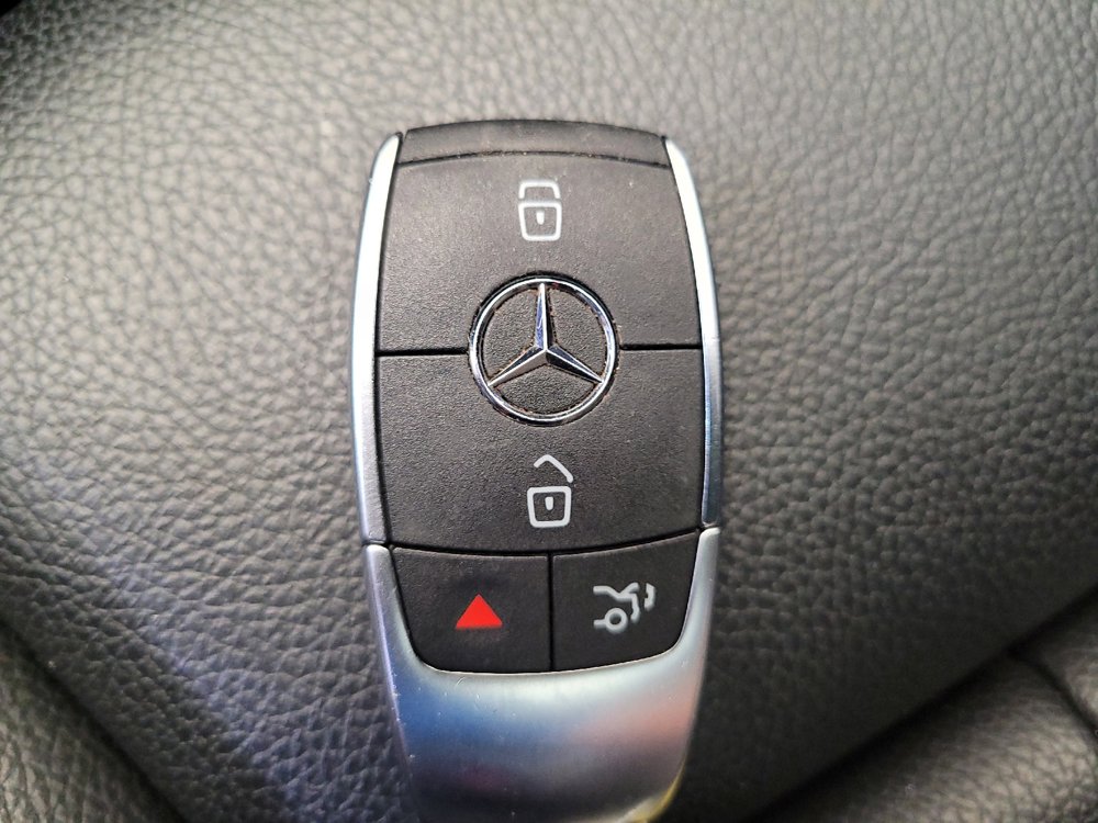 Used 2020 Mercedes-Benz GLB 250 4MATIC w/ Premium Package image 32
