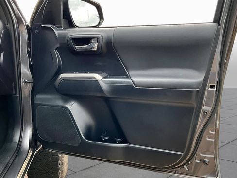 Used 2018 Toyota Tacoma TRD Off-Road w/ Technology Package AWD/4WD image 22