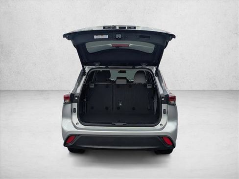 Certified 2024 Toyota Highlander LE image 6