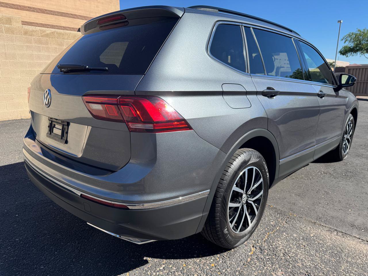 Used 2021 Volkswagen Tiguan SE FWD image 8