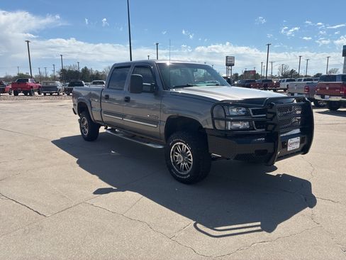 Used 2006 Chevrolet Silverado 2500 LT w/ Heavy-Duty Power Package AWD/4WD image 8