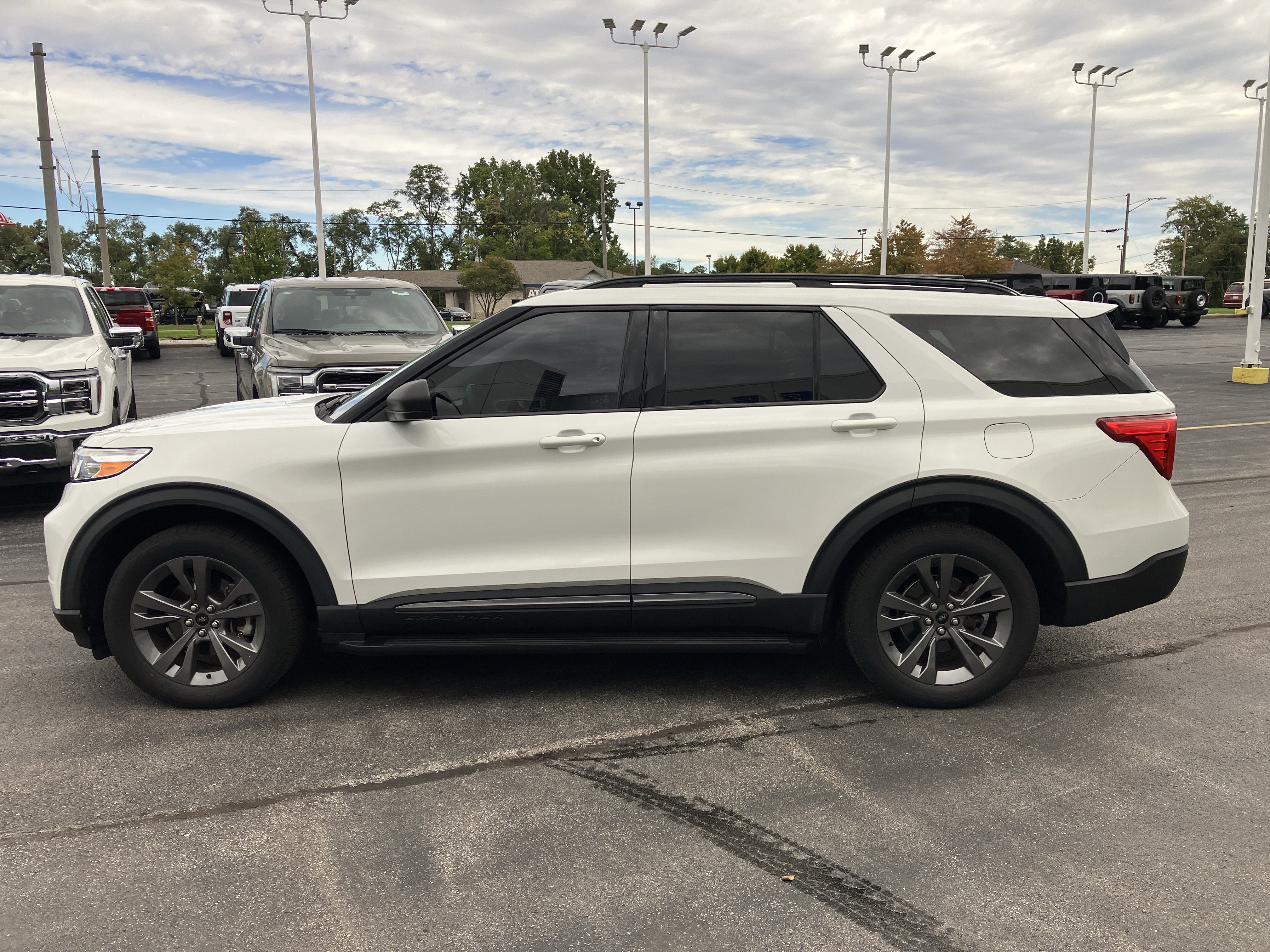 Used 2021 Ford Explorer XLT w/ Equipment Group 202A AWD/4WD image 4