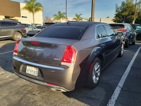 Used 2018 Chrysler 300 Touring image 4
