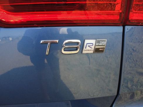 Used 2019 Volvo XC60 T8 R-Design w/ Advanced Package AWD/4WD image 9
