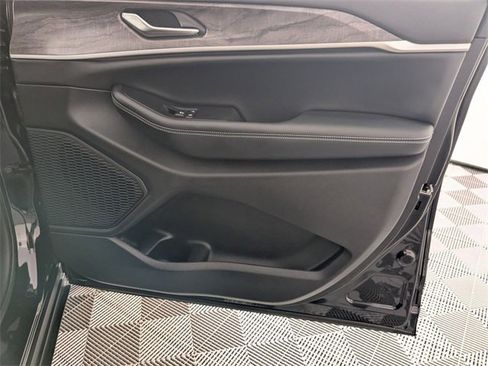 Used 2023 Jeep Grand Cherokee L Limited w/ Luxury Tech Group II image 36