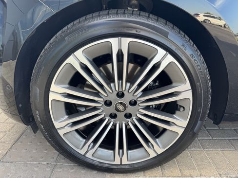 Certified 2025 Land Rover Range Rover Long Wheelbase SE AWD/4WD image 9