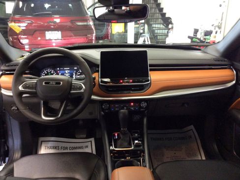 Used 2024 Jeep Compass Limited image 17