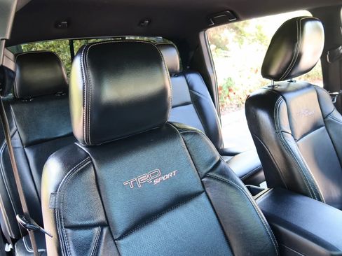 Used 2018 Toyota Tacoma TRD Sport w/ Technology Package image 25