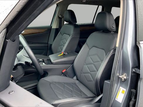 Used 2025 Volkswagen Atlas SE FWD image 8