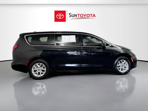 Used 2023 Chrysler Pacifica Touring-L image 2