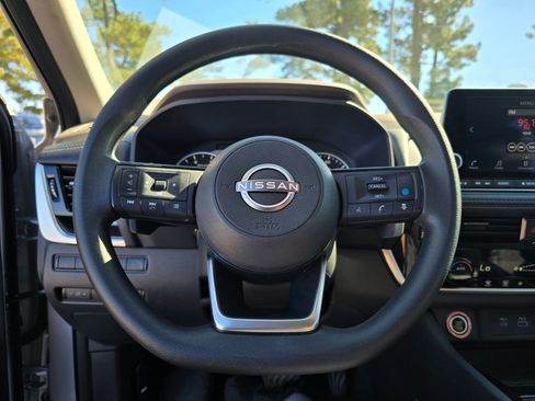 Used 2023 Nissan Rogue SV image 18