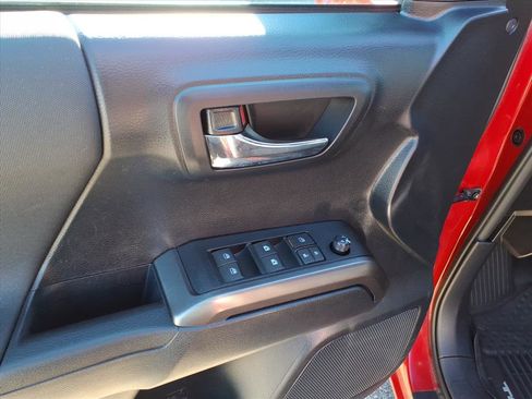 Used 2019 Toyota Tacoma TRD Sport image 10