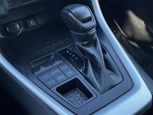 Used 2021 Toyota RAV4 LE image 17