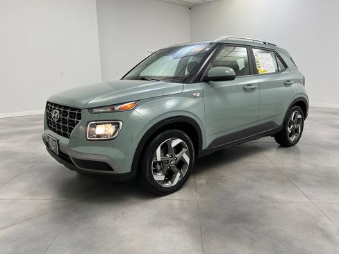 Used 2025 Hyundai Venue SEL FWD image 3