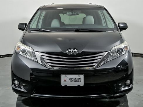 Used 2017 Toyota Sienna XLE Premium AWD/4WD image 4