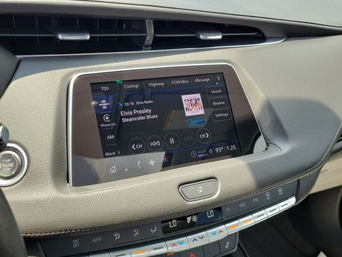 Used 2023 Cadillac XT4 Luxury w/ Cold Weather Package FWD image 27