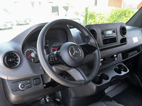 Used 2025 Mercedes-Benz Sprinter 2500 image 21