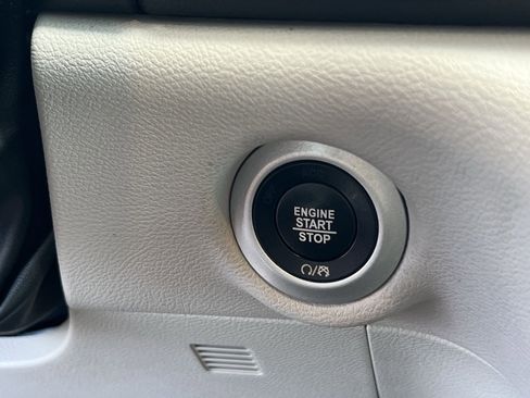 Used 2020 Chrysler Pacifica Touring-L image 32