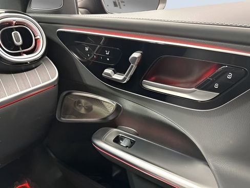 Used 2025 Mercedes-Benz C 300 4MATIC Sedan image 32
