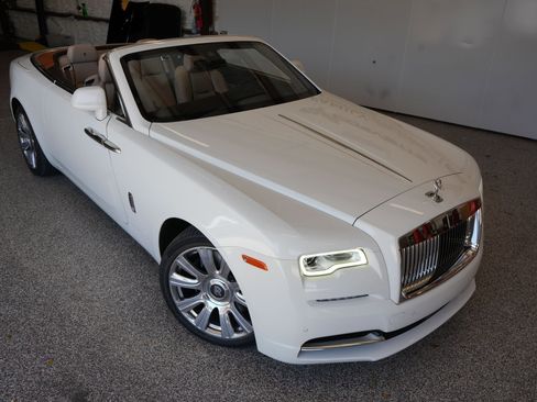 Used 2017 Rolls-Royce Dawn image 28