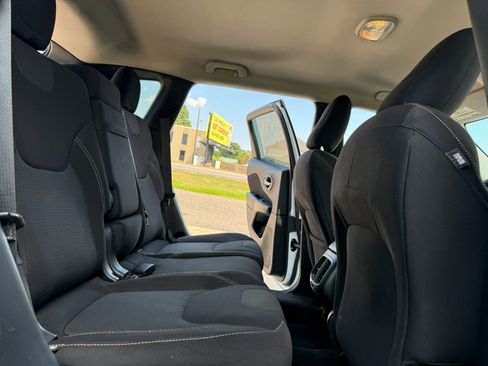 Used 2016 Jeep Cherokee Latitude w/ Cold Weather Group image 19