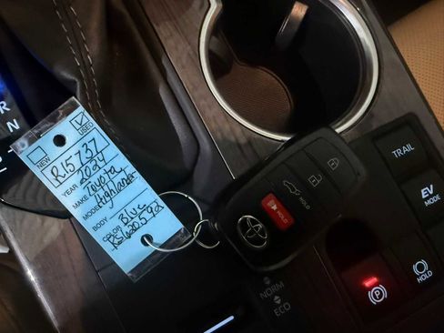 Used 2024 Toyota Highlander Limited image 38