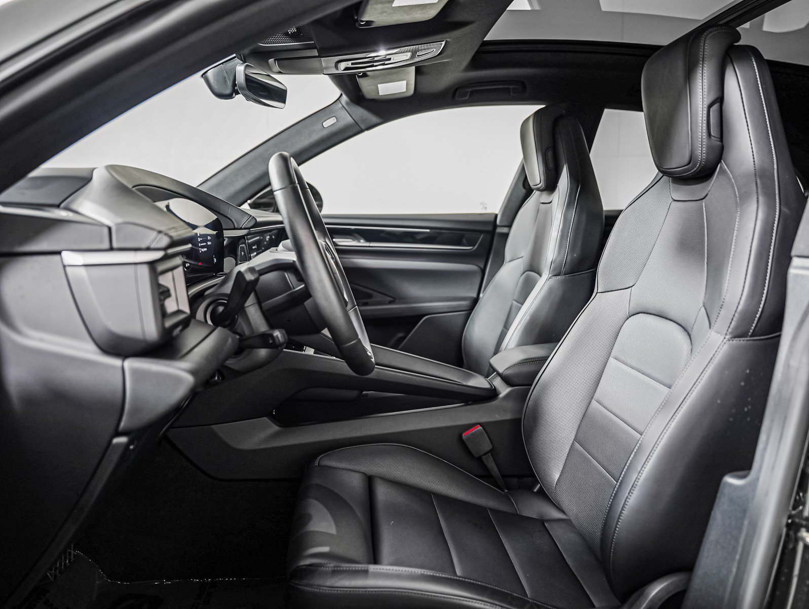 Certified 2025 Porsche Macan 4 Electric AWD/4WD image 5