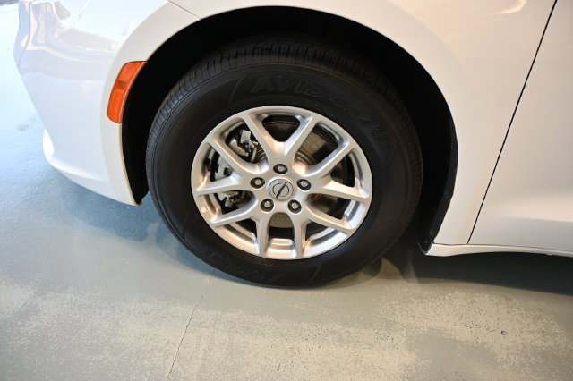 Used 2024 Chrysler Pacifica Touring-L FWD image 32