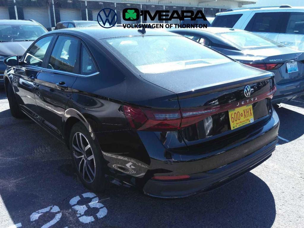 Used 2025 Volkswagen Jetta SE FWD image 2