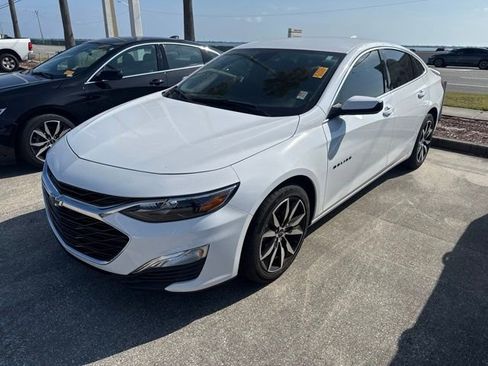 Used 2025 Chevrolet Malibu RS FWD image 2