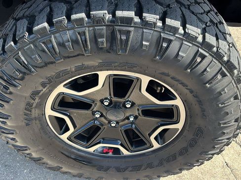 Used 2017 Jeep Wrangler Unlimited Rubicon AWD/4WD image 9