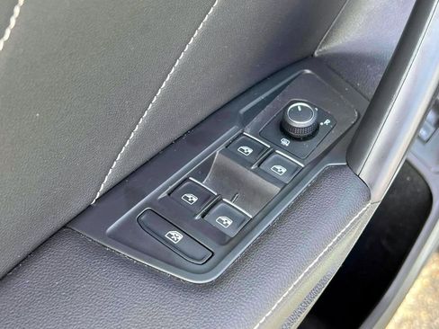 Used 2022 Volkswagen Tiguan SE R-Line image 18