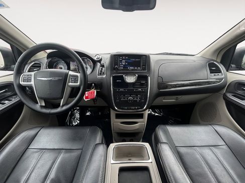 Used 2015 Chrysler Town & Country Touring image 13