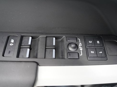 Used 2024 Land Rover Defender 110 S image 26