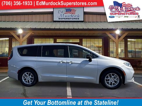 Used 2024 Chrysler Pacifica Touring-L image 1