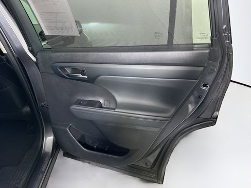 Used 2021 Toyota Highlander XLE image 33