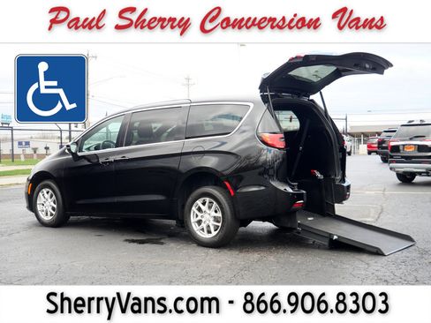 Used 2026 Chrysler Pacifica Select image 1