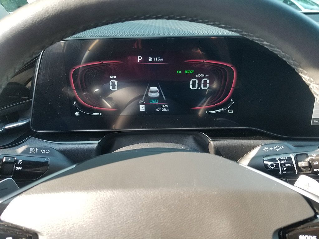 Used 2023 Kia Niro EX Touring FWD image 10