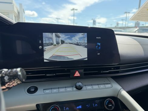 Certified 2025 Hyundai Elantra Limited FWD image 37