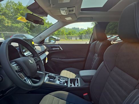 New 2025 Mitsubishi Outlander SE image 11