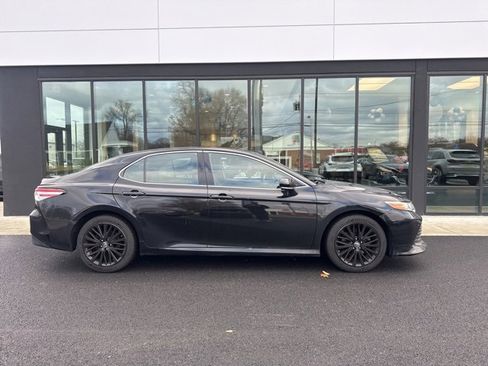 Used 2018 Toyota Camry L image 2