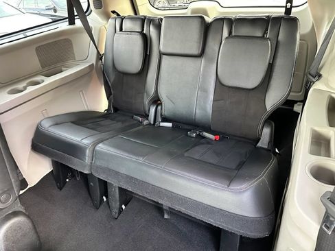 Used 2016 Dodge Grand Caravan SXT FWD image 16