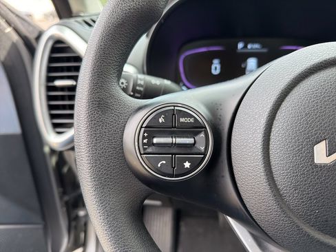 Used 2025 Kia Soul LX w/ LX Technology Package FWD image 18