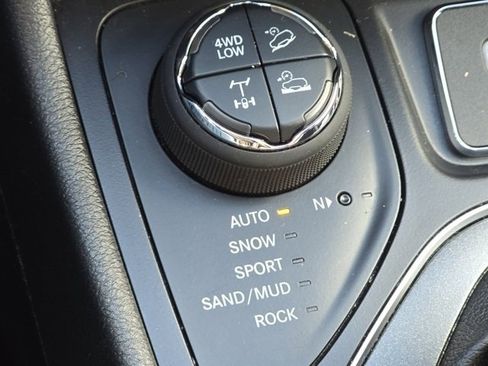 Used 2020 Jeep Cherokee Trailhawk w/ Cold Weather Group image 13